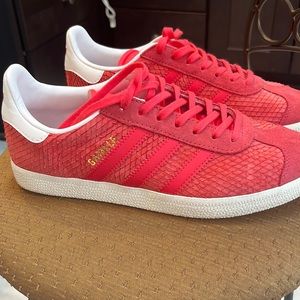 Coral Adidas Gazelle’s size 7 womens